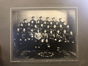 Фото На память военной службы. Нижние чины ср.сл. 1911 года во главе ротного Командира и младших офицеров. Ревель. (28х21,5 см.) ― Лучший магазин по коллекционированию pugachev-studio.ru